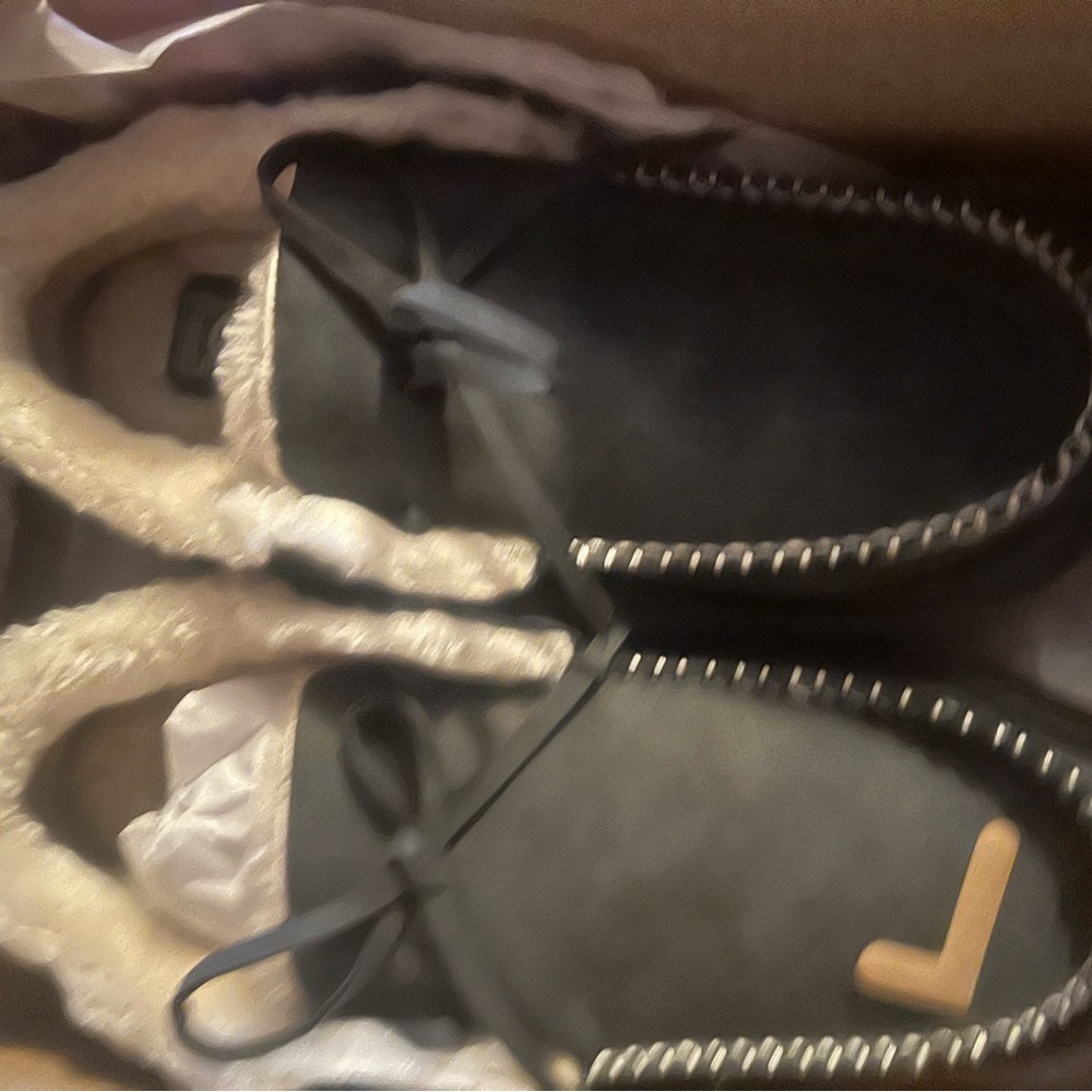 Women’s slippers size 11 flojos color is grey fuzzy on the inside new in the box